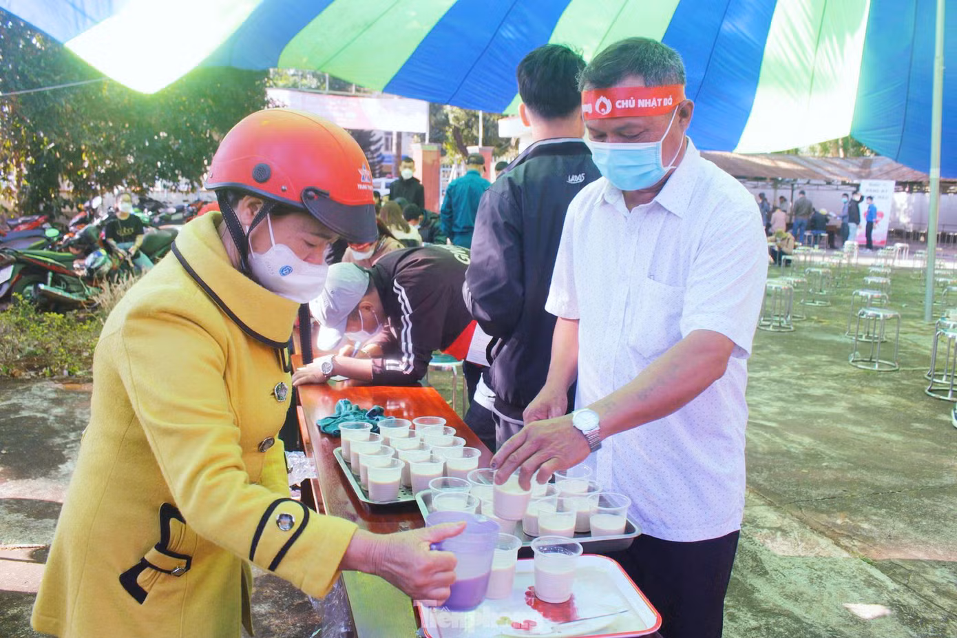 Ông Nguyễn Tấn Chờ chuẩn bị sữa cho người hiến máu