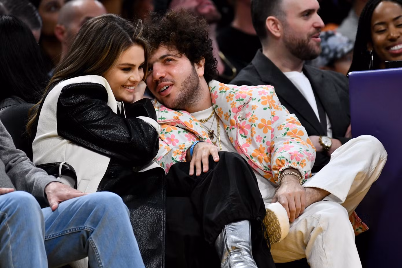 Bỏ qua những lời chê bai, Selena và Benny vẫn gắn bó, thậm chí còn tính chuyện kết hôn. Ảnh: Getty Images.