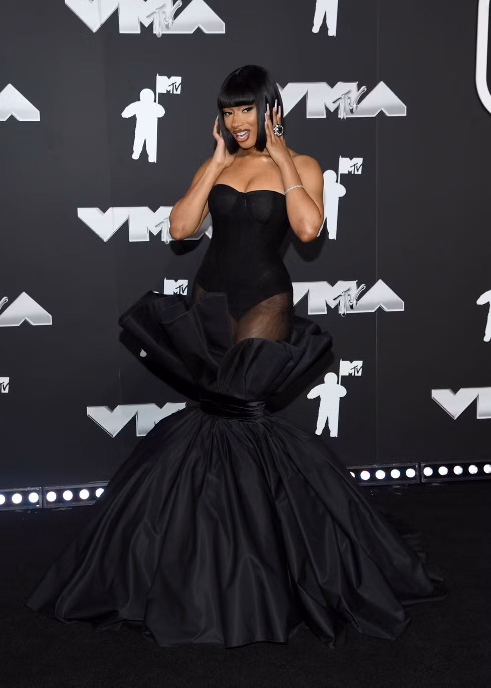 Bộ cánh của Megan Thee Stallion trông ổn ở phần trên, nhưng phần dưới lại khiến tổng thể trông rời rạc. Theo Intouch Weekly, màu đen không phải lựa chọn sáng suốt trong trường hợp này. Megan gần như bị chìm nghỉm trên thảm đen. Ảnh: Getty Images.