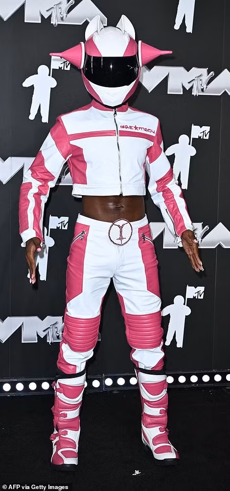 Lil Nas X diện trang phục lấy cảm hứng từ siêu anh hùng Power Rangers và bị truyền thông quốc tế đánh giá "trẻ lạc vào sự kiện dành cho người lớn". Ảnh: Getty Images.