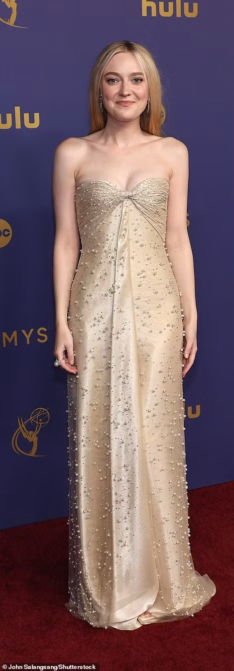 Dakota Fanning diện chiếc váy vàng nhạt đính hạt đơn giản nhưng vẫn vô cùng ấn tượng. Ảnh: Shutterstock/Getty Images.