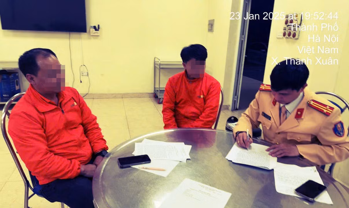 Tài xế xe khách và phụ xe (áo đỏ), tài xế ô tô con (áo đen) làm việc với lực lượng CSGT.