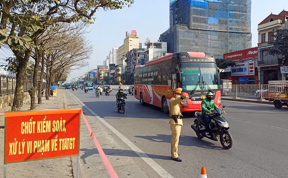 Tổ công tác dừng phương tiện xe khách kiểm tra.