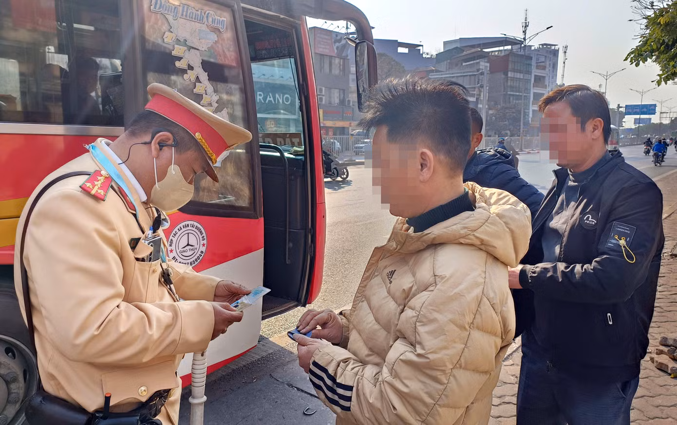 CSGT kiểm tra giấy tờ tài xế, số lượng hành khách trên xe.
