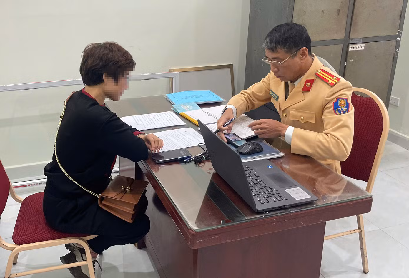 Chị T. làm việc với lực lượng CSGT.