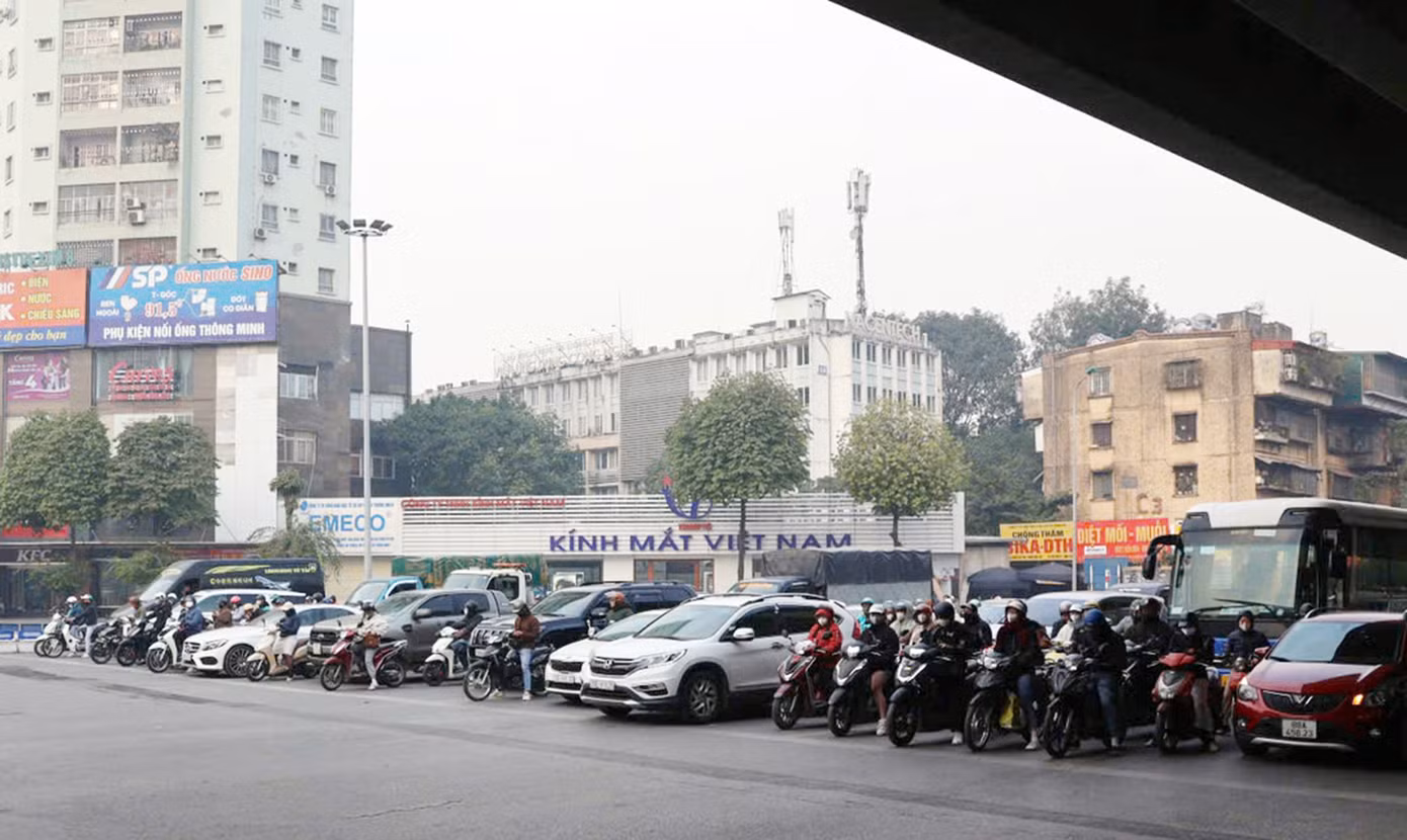 Đa phần người tham gia giao thông dừng trước vạch khi đèn tín hiệu chuyển sang màu đỏ.