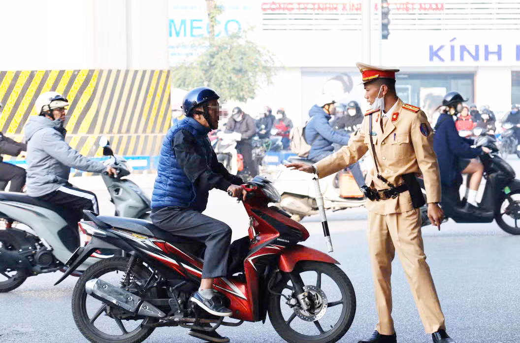 Nhiều người đi xe máy tại nút giao trên không chấp hành hiệu lệnh đèn tín hiệu giao thông.