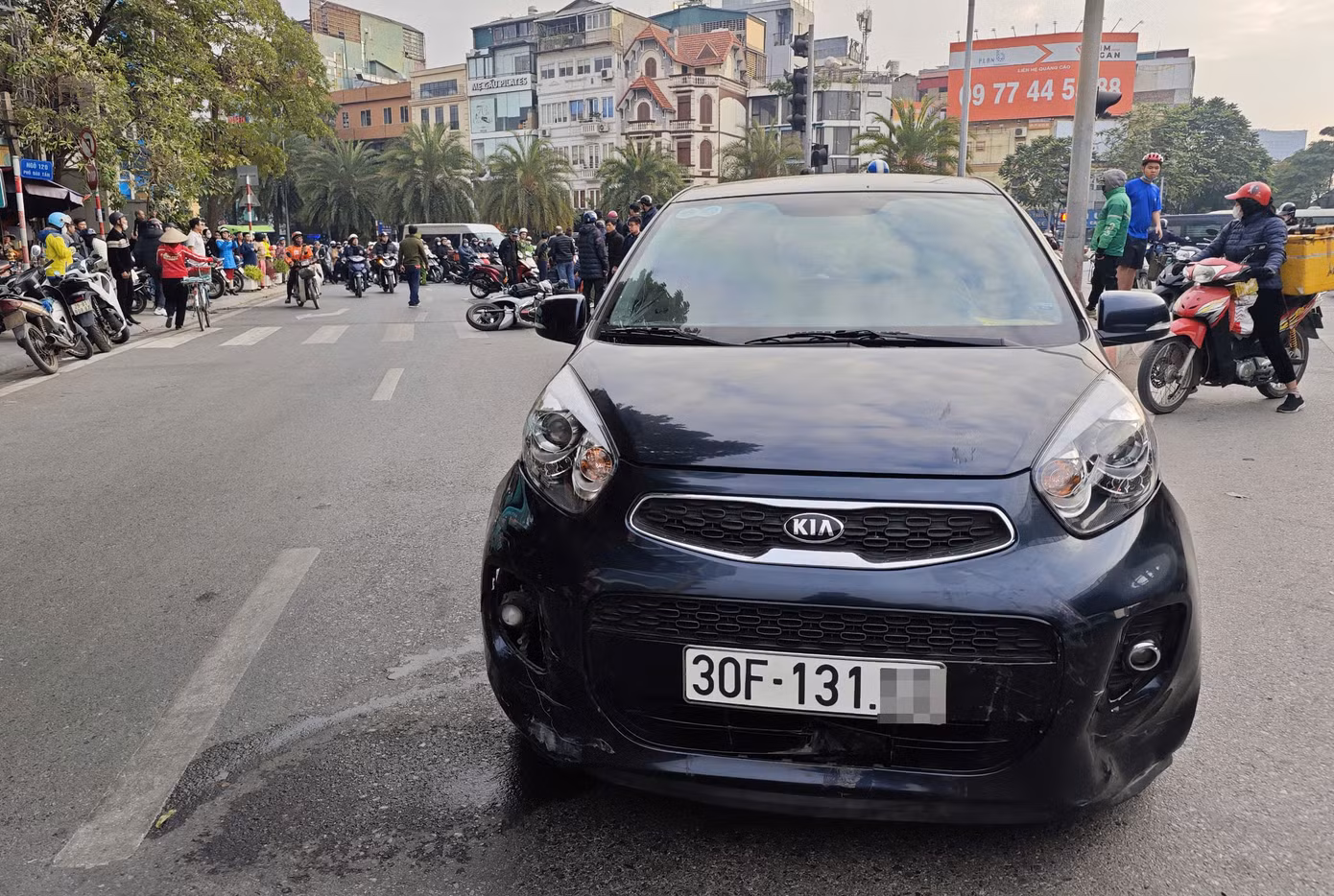 Xe ô tô va chạm với xe máy.