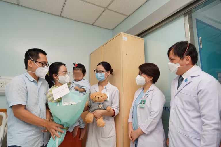 Sau phẫu thuật, sức khỏe của bệnh nhi và cả người cha đã bình phục rất tốt