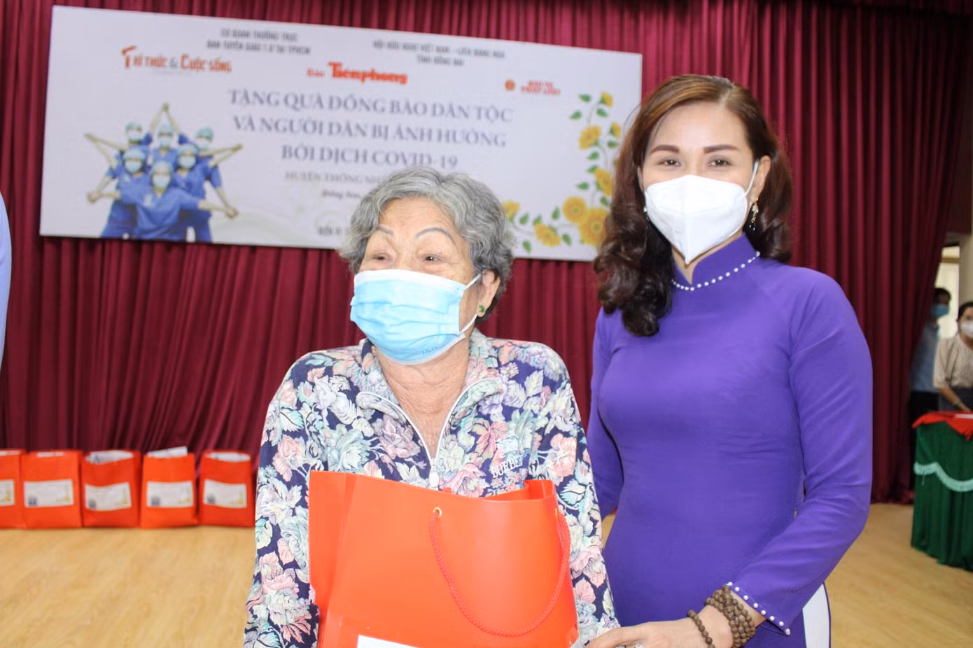 Nhà báo Bùi Hương- Đại diện báo Tri thức và cuộc sống trao quà cho người dân khó khăn