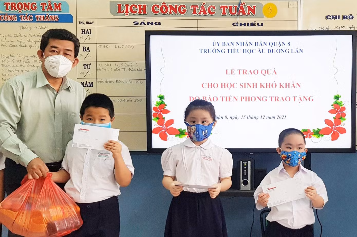 Thầy Nguyễn Ngọc Công đại diện nhà trường cùng các em học sinh cảm ơn báo Tiền Phong và nhà tài trợ