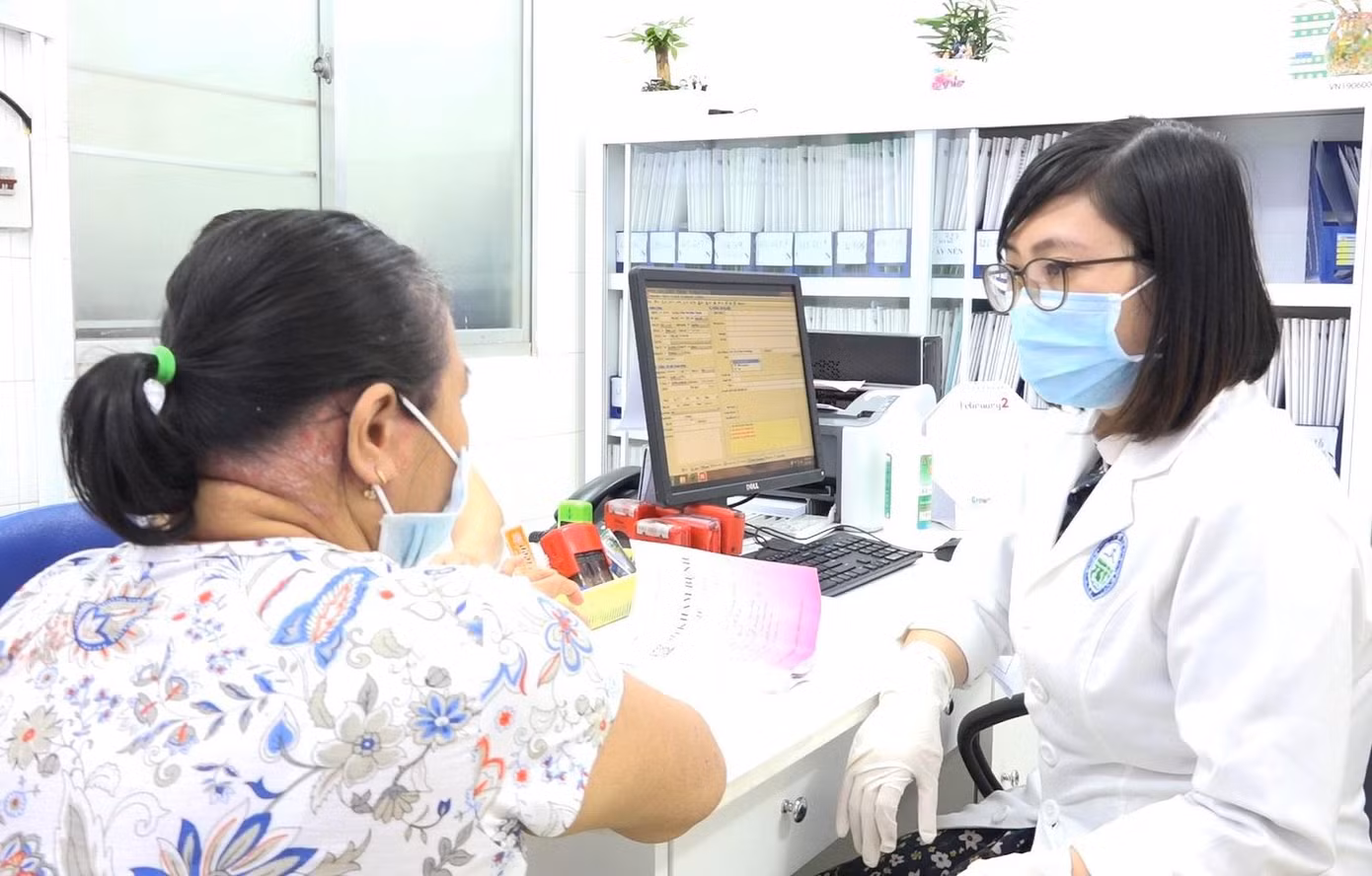 Nữ bệnh nhân bị vảy nến nghiêm trọng toàn bộ vùng da đầu đến khám tại Bệnh viện Da Liễu TPHCM