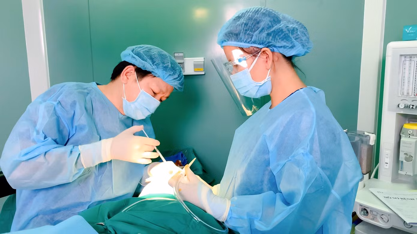 BS Nguyễn Phan Tú Dung đã thực hiện cuộc phẫu thuật tái tạo lại đôi mắt cho bệnh nhân