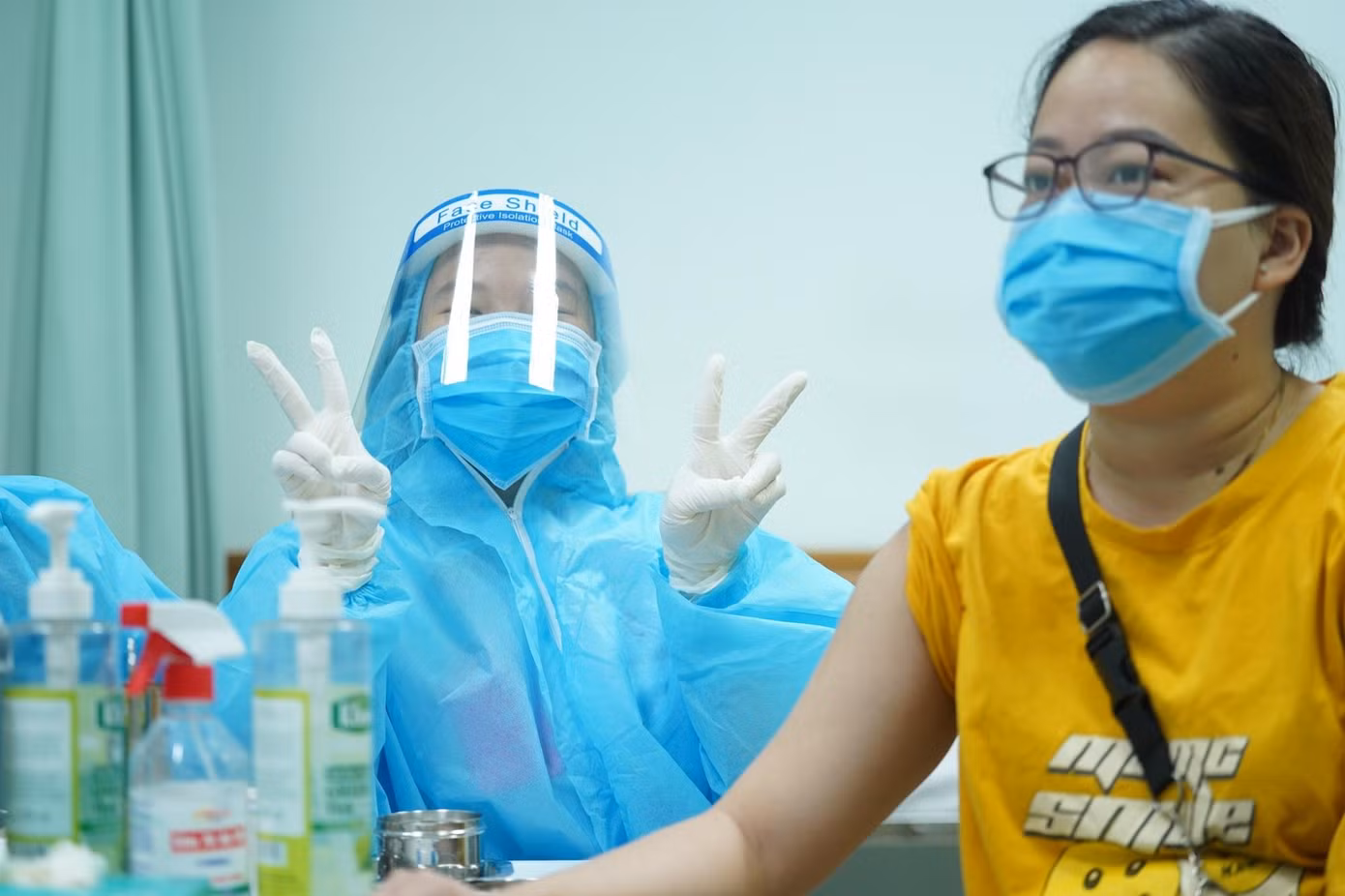 Sau nhiều tháng dịch bệnh diễn biến căng thẳng, niềm vui và sự thảnh thơi đã trở lại với người dân và các y bác sĩ tại TPHCM