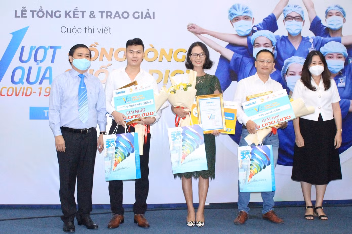 Những tác giả xuất sắc nhất với câu chuyện đời thật thắm tình người được vinh danh trong cuộc thi viết