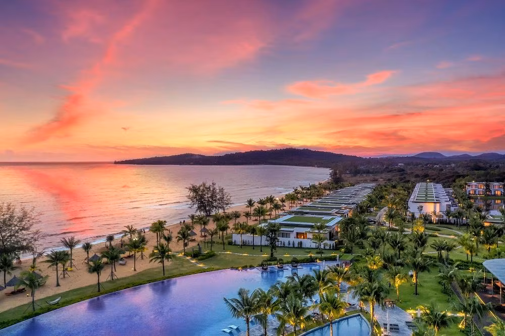Khi chiều buông, bầu trời nơi Mövenpick Villas &amp; Residences Phú Quốc tọa lạc được phủ đầy một màu cam và tím vô cùng bình yên.