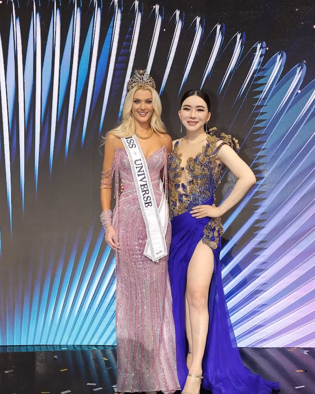 Anne Jakrajutatip và đương kim Hoa hậu Hoàn vũ Victoria Kjær Theilvig.