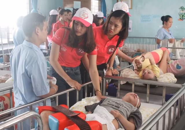 Nữ sinh duyên dáng rớt nước mắt khi thăm làng trẻ SOS ảnh 14