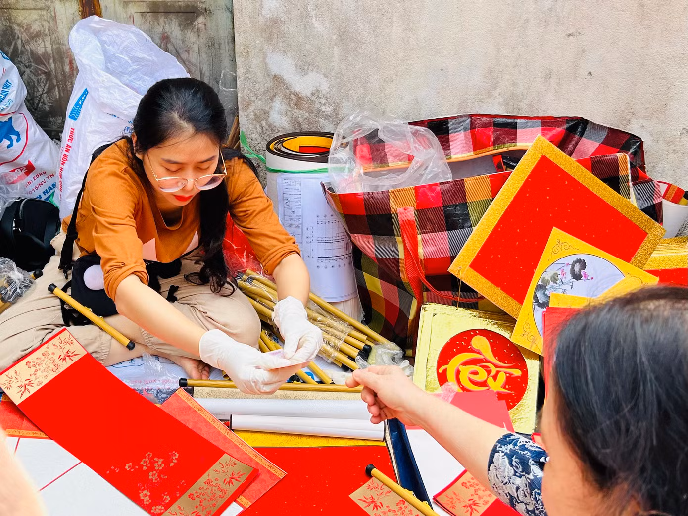 Và cô làm việc cũng luôn tay.