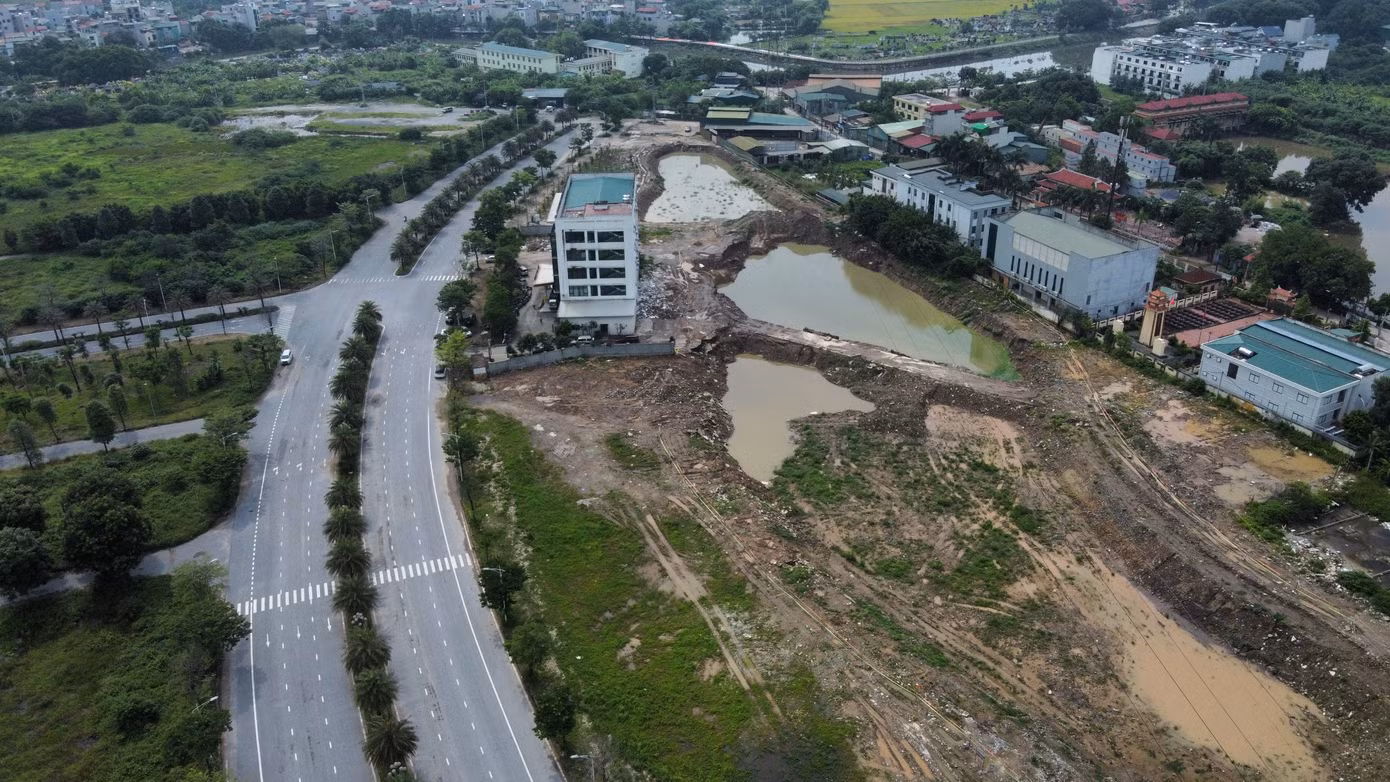 Chủ đầu tư khu đô thị Thanh Hà thực hiện đào đắp hồ với diện tích khoảng 9.000m2 tại khu B3.1 trên diện tích quy hoạch là đất cây xanh. Hiện trạng hồ đào sâu khoảng 2m so với mặt nền đất ban đầu.