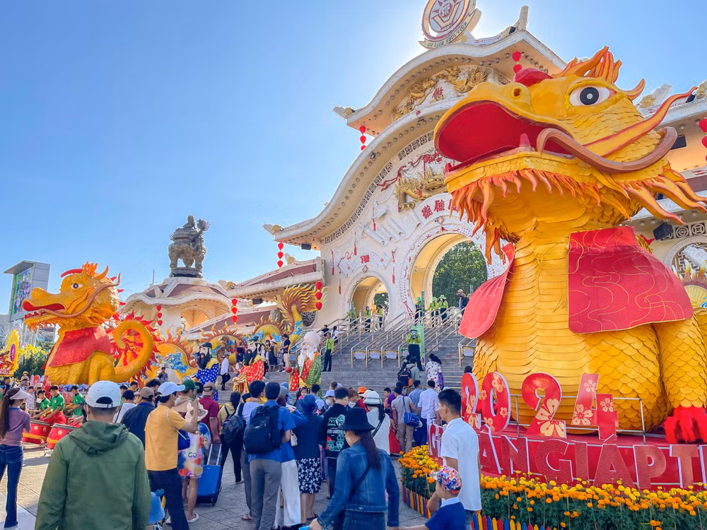 Lễ hội mùa xuân 2024 chính thức diễn ra từ Mùng 1 Tết Nguyên Đán với nhiều hoạt động đặc sắc, thu hút đông đảo du khách thập phương đến trẩy hội.