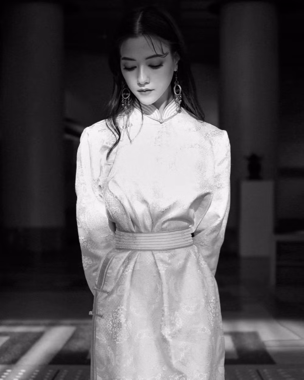 Na Nhiên Naran được chú ý từ năm 2016 khi trở thành nữ chính trong MV Bong bóng tỏ tình của Châu Kiệt Luân. Song, người đẹp vẫn chỉ tập trung với công việc làm người mẫu và được nhiều thương hiệu săn đón. Người đẹp từng hẹn hò Phòng Tổ Danh, con trai Thành Long.