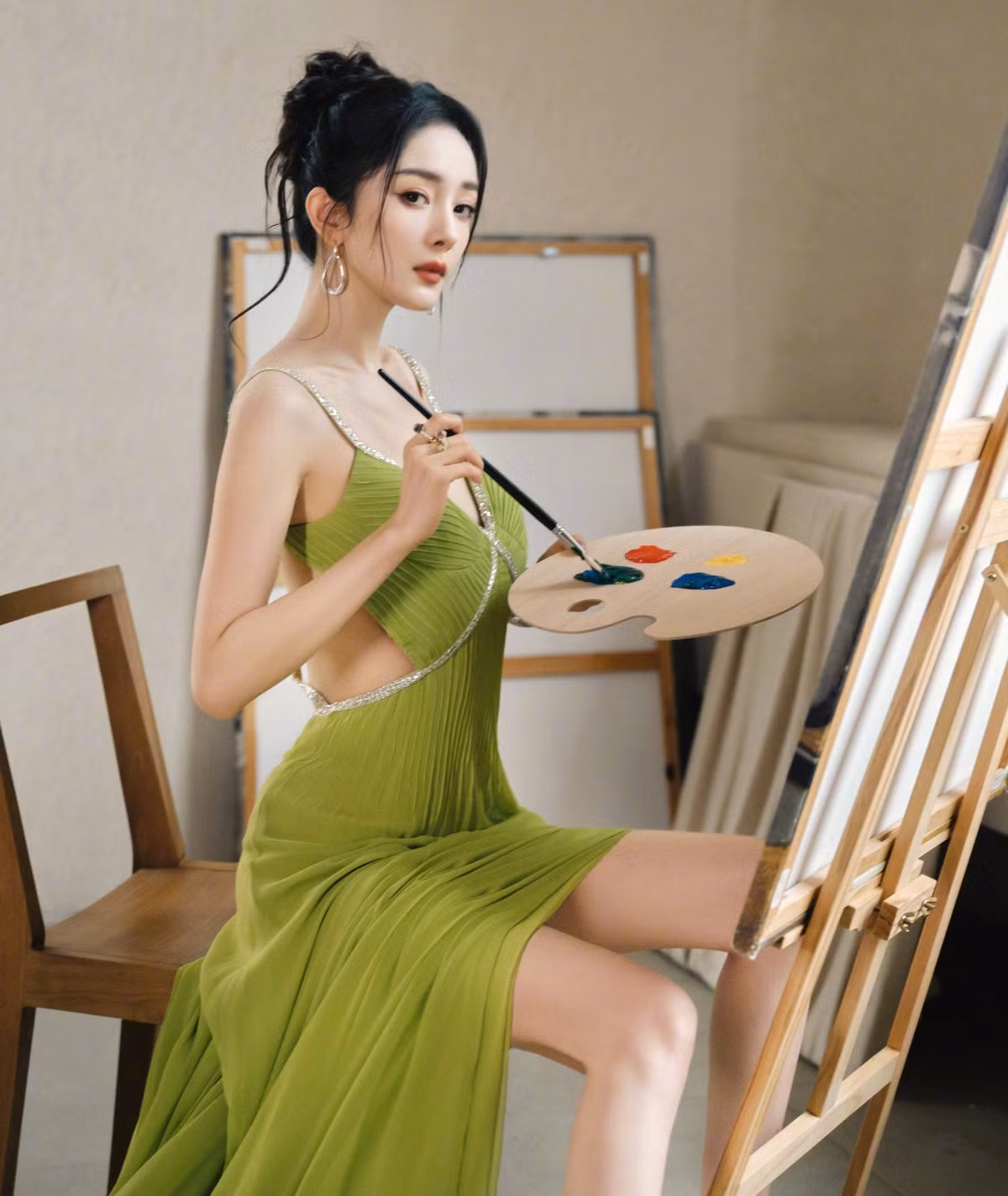 Dương Mịch lựa chọn công việc bỏ bê con cái. Lưu Khải Uy cũng dùng chính con gái yêu để hạ bệ vợ cũ.
