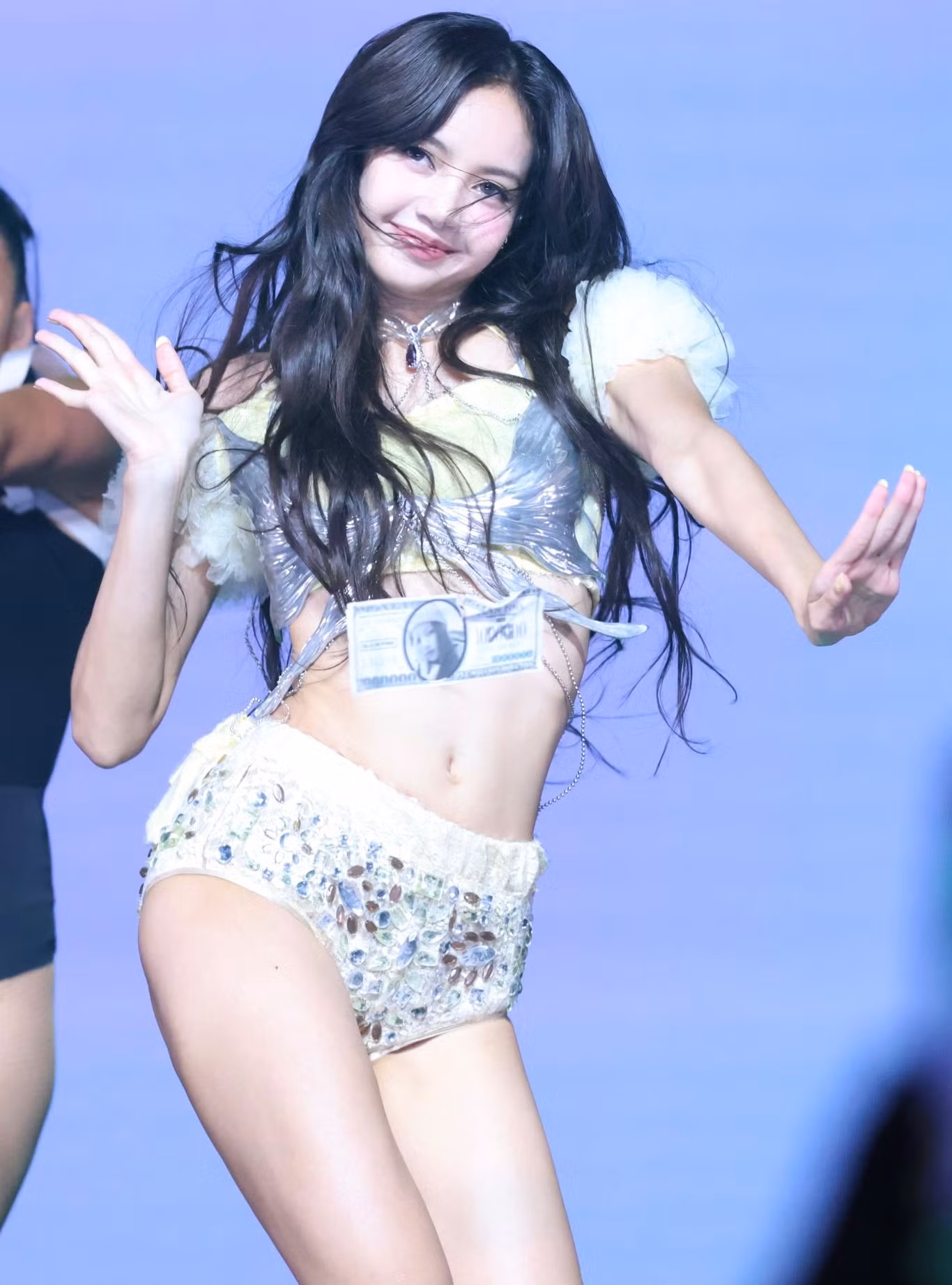 Trang phục biểu diễn của Lisa ngày càng hở bạo.