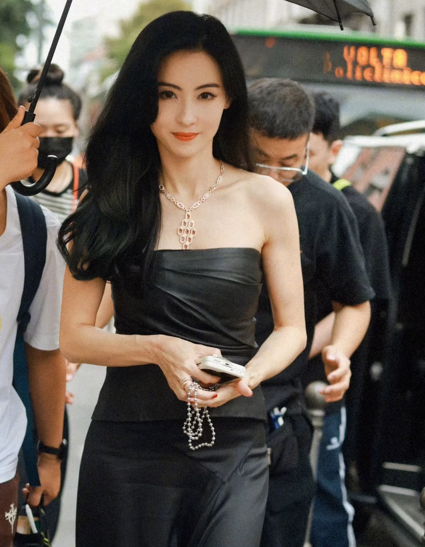 Trương Bá Chi đẹp nổi bật trên đường phố Milan, Italia.