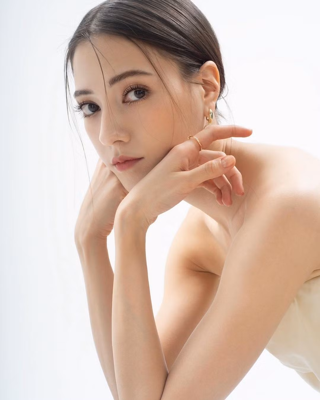 QQ nhận định vai diễn Đát Kỷ là vai khó. Đát Kỷ vốn là cô gái lương thiện, nhưng sau đó bị hồ ly nhận xác, đưa vào cung làm phi tần. Ở Đát Kỷ có cả nét ngây thơ, cả sự khêu gợi làm Trụ Vương u mê. Sau đó, Đát Kỷ ngày càng trở nên độc ác, nhằm thâu tóm quyền lực, xúi giục Trụ Vương giết hại trung thần. Vai diễn này không chỉ cần vẻ ngoài đẹp nổi bật mà diễn viên còn phải có khả năng diễn xuất tốt để thể hiện sự biến đổi tâm lý, sự tham vọng ngày càng cao của Đát Kỷ.
