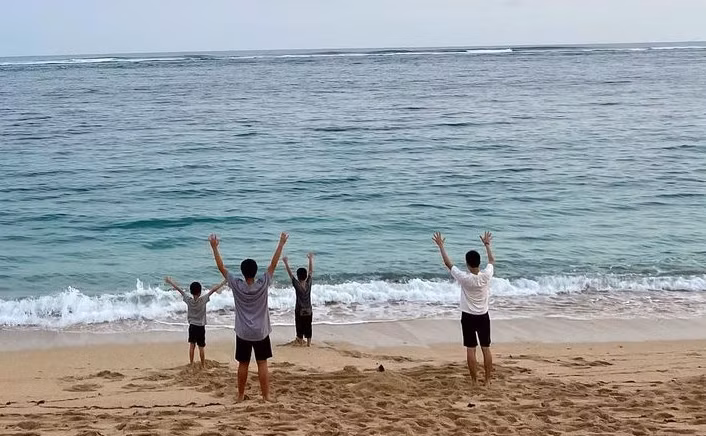 Lâm Chí Dĩnh cùng gia đình đi du lịch sau tai nạn khiến anh phải nhiều lần phẫu thuật mặt.