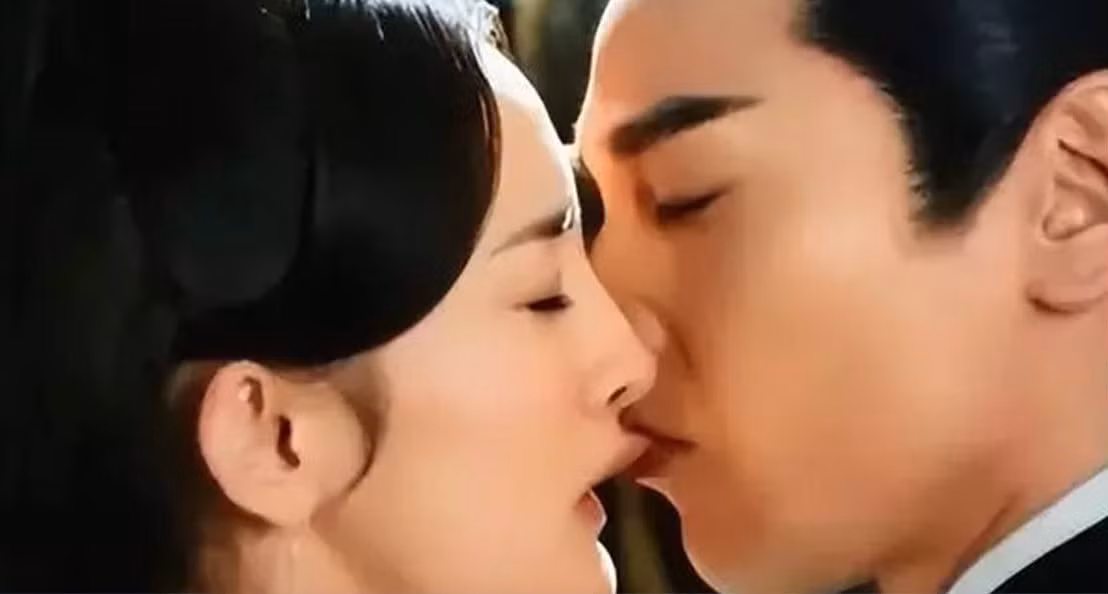 Dương Mịch cũng từng bị đàn anh Triệu Hựu Đình kéo tới gần đứt môi trong bộ phim Tam sinh tam thế: Thập lý đào hoa.