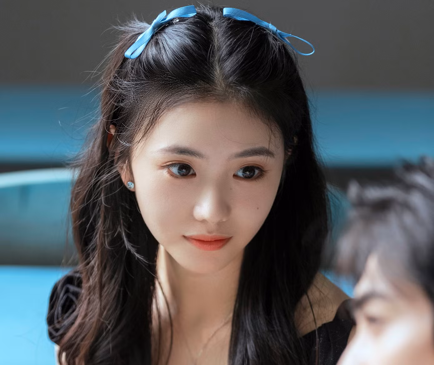 Ngày 22/8, trang 163 đưa tin Lưu Hạo Tồn, Tống Uy Long và đoàn phim Niệm niệm tương vong đang trong quá trình quảng bá tác phẩm tại các rạp chiếu. Nữ diễn viên sinh năm 2000 xuất hiện với trang phục đơn giản, đậm nét thanh xuân và được khen ngợi với ngoại hình xinh đẹp, khí chất mỏng manh thanh thuần. Ngày 22/8, trang 163 đưa tin Lưu Hạo Tồn, Tống Uy Long và đoàn phim Niệm niệm tương vong đang trong quá trình quảng bá tác phẩm tại các rạp chiếu. Nữ diễn viên sinh năm 2000 xuất hiện với trang phục đơn giản, đậm nét thanh xuân và được khen ngợi với ngoại hình xinh đẹp, khí chất mỏng manh thanh thuần.