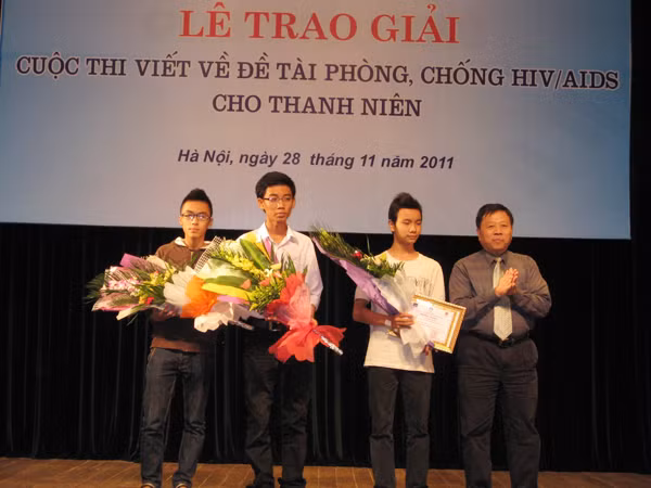TS Dương Quốc Trọng - Tổng cục trưởng Tổng cục DS-KHHGĐ trao giải nhất cho các tác giả 