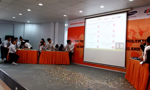 Khối THPT, đội tuyển trường Thạch Thất, Hai Bà Trưng và FPT (TP. Hà Nội) thi tài trong phần thi “Cặp bằng nhau” và “Đỉnh núi trí tuệ”.