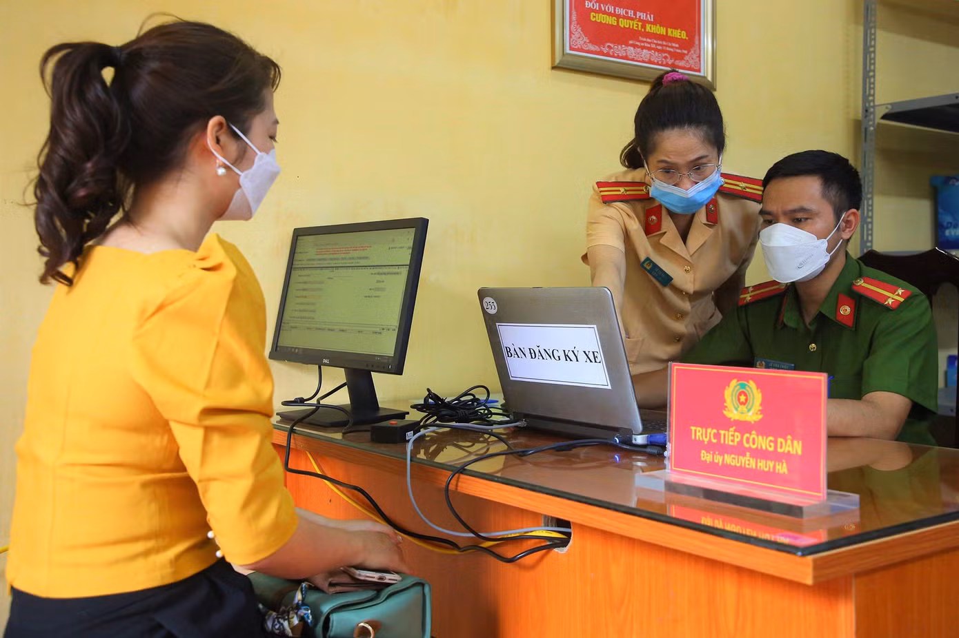 Chị Thu được hướng dẫn làm thủ tục đăng ký xe.