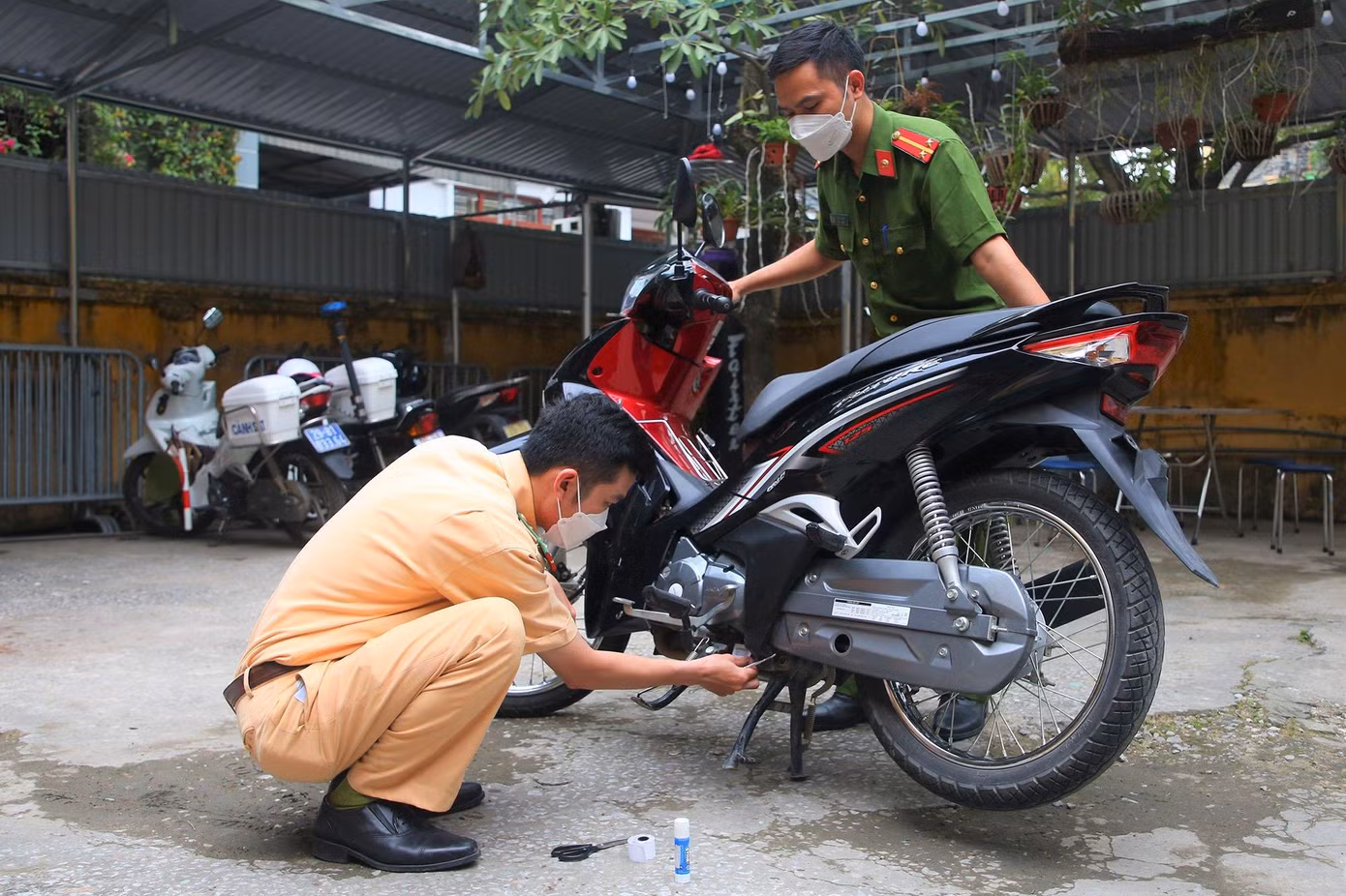 Trung bình chỉ mất vài phút để người dân có thể làm các thủ tục đăng ký xe máy.