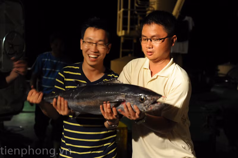 Nhiều bạn trẻ rất muốn có được bức ảnh kỷ niệm trong đêm câu cá tại Trường Sa