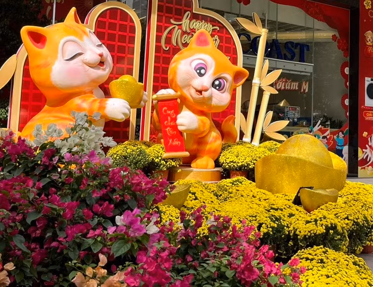 Linh vật mèo tại đường Trần Hưng Đạo và Lý Tự Trọng. Ảnh L.H
