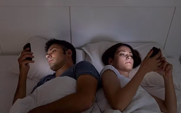 Nhiều cặp vợ chồng mang smarphone lên giường ngủ, thói quen hủy hoại libido.