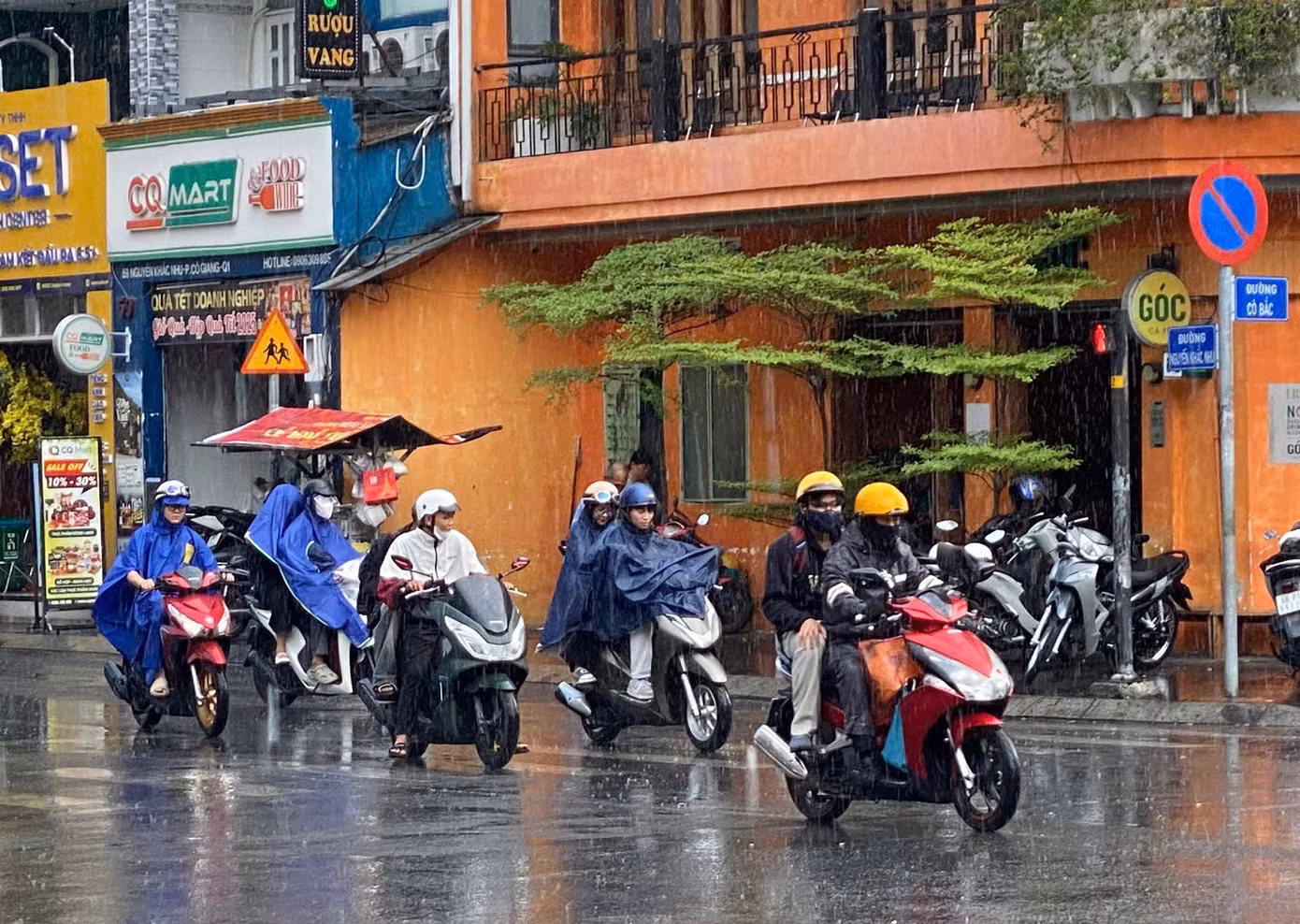 Đài Khí tượng Thủy văn khu vực Nam bộ dự báo từ ngày 9-10/4, khu vực TPHCM sẽ xuất hiện mưa trái mùa.