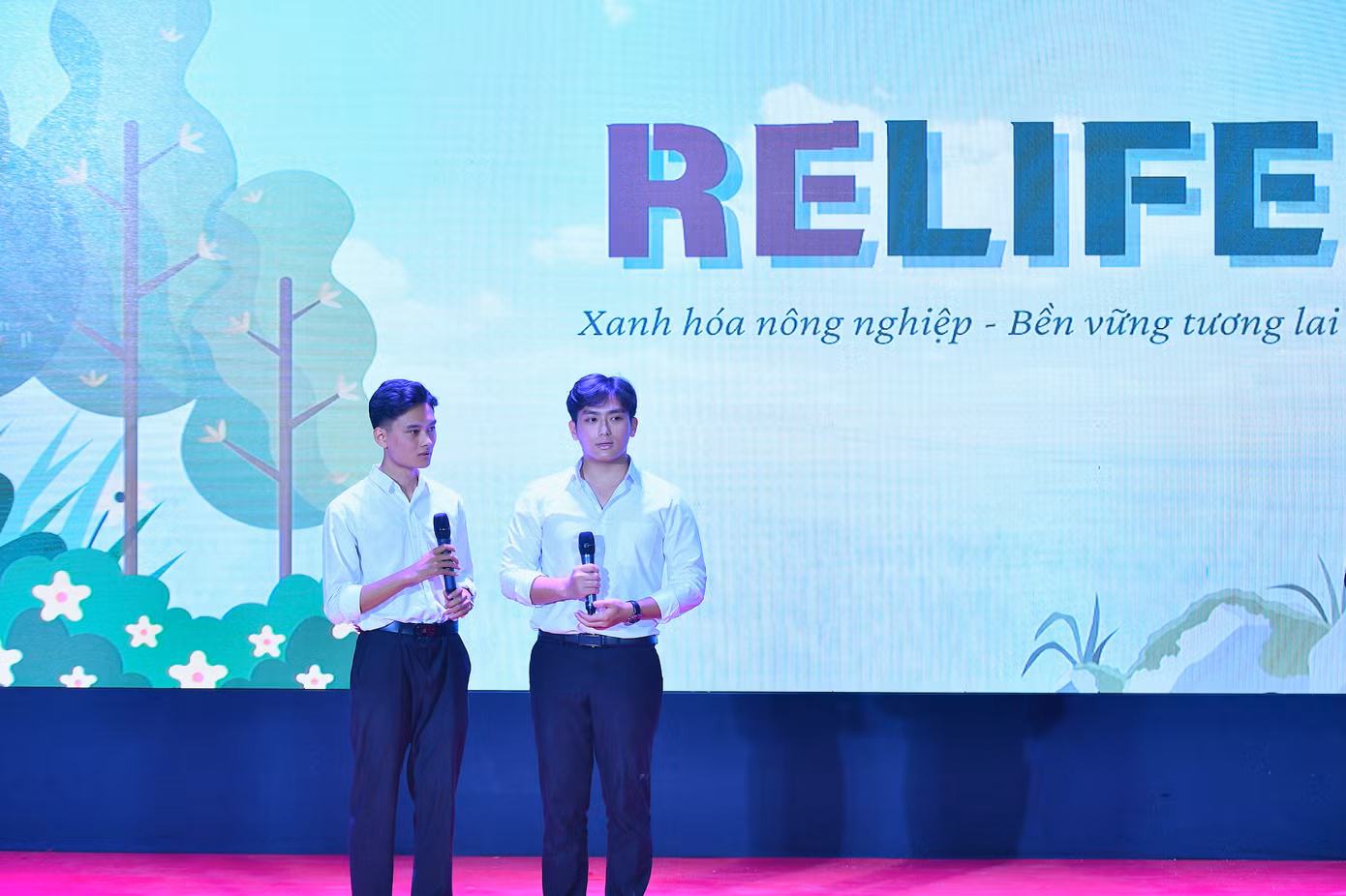 Các đội thuyết minh sản phẩm tại vòng chung kết. Ảnh: Phan Linh
