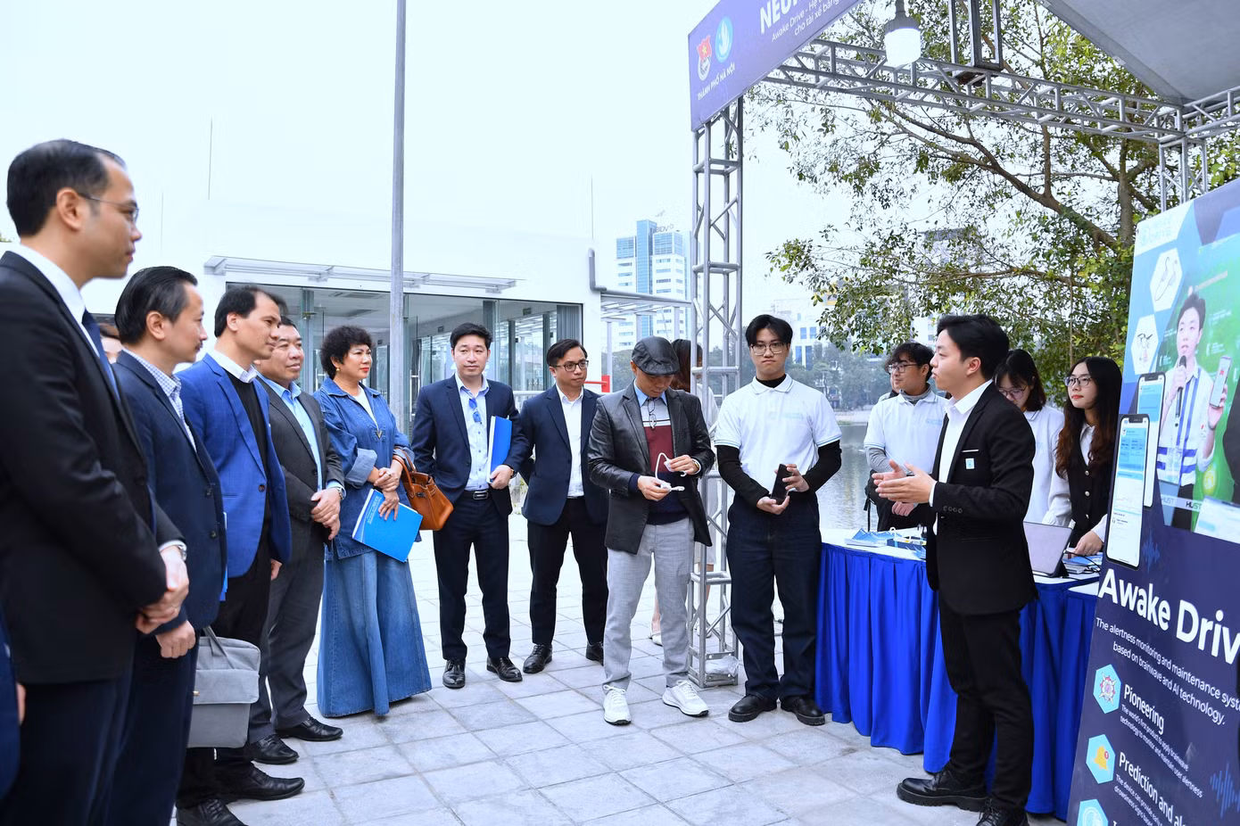Ban giám khảo và các đại biểu tham quan sản phẩm khởi nghiệp tham dự vòng chung kết “Bệ phóng khởi nghiệp (STARTUP LAUNCHPAD)” lần thứ II, năm 2024. Ảnh: Phan Linh