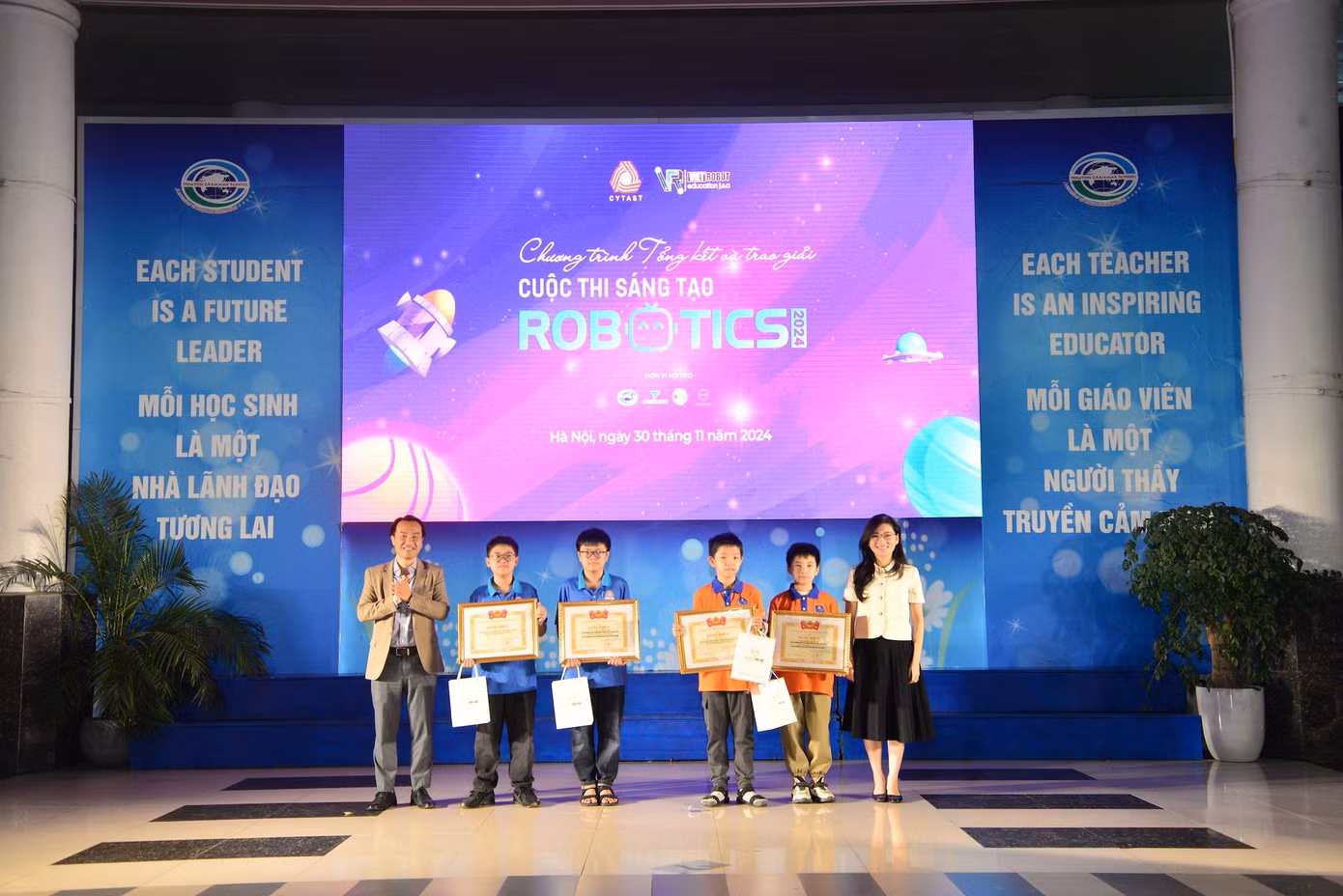 Chị Hồ Hồng Nguyên - Trưởng Ban Thanh niên Trường học Trung ương Đoàn, Phó Chủ tịch thường trực T.Ư Hội SVVN và anh Nguyễn Thiên Tú, Giám đốc Trung tâm Phát triển Khoa học, Công nghệ và Tài năng trẻ trao giải cho các đội thi bảng R1, R2.