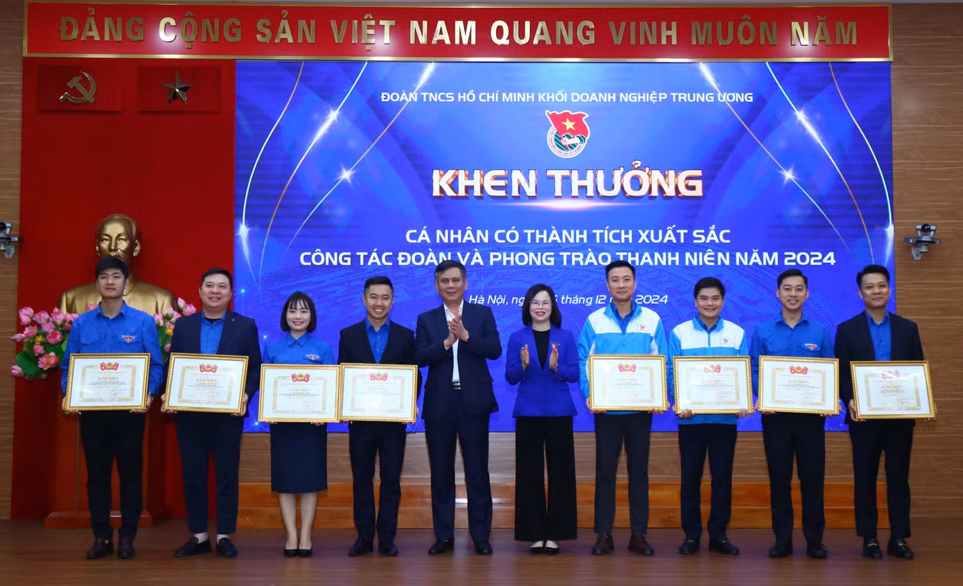 Đoàn Khối Doanh nghiệp T.Ư trao các khen thưởng tại hội nghị tổng kết.