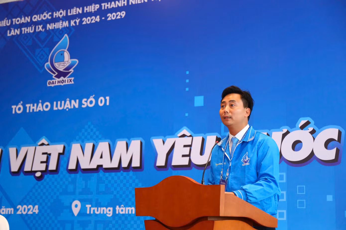 Anh Nguyễn Đức Tiến – Phó Bí thư thường trực Thành Đoàn, Chủ tịch Hội LHTN Việt Nam TP Hà Nội phát biểu tại tổ thảo luận số 1.