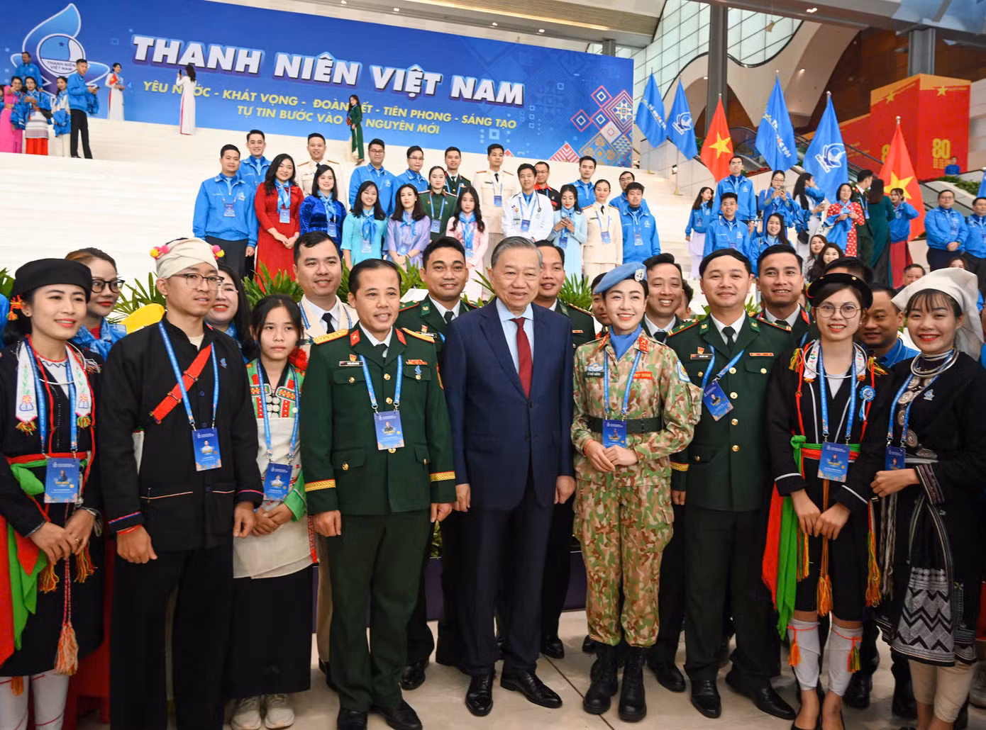 Tổng Bí thư Tô Lâm chụp ảnh cùng các đại biểu Đại hội.