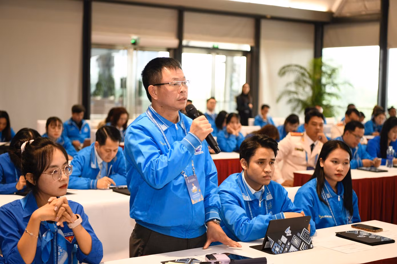Nhà báo Phùng Công Sưởng - Tổng Biên tập báo Tiền Phong trao đổi tại tổ thảo luận số 2. Nhà báo Phùng Công Sưởng - Tổng Biên tập báo Tiền Phong trao đổi tại tổ thảo luận số 2.
