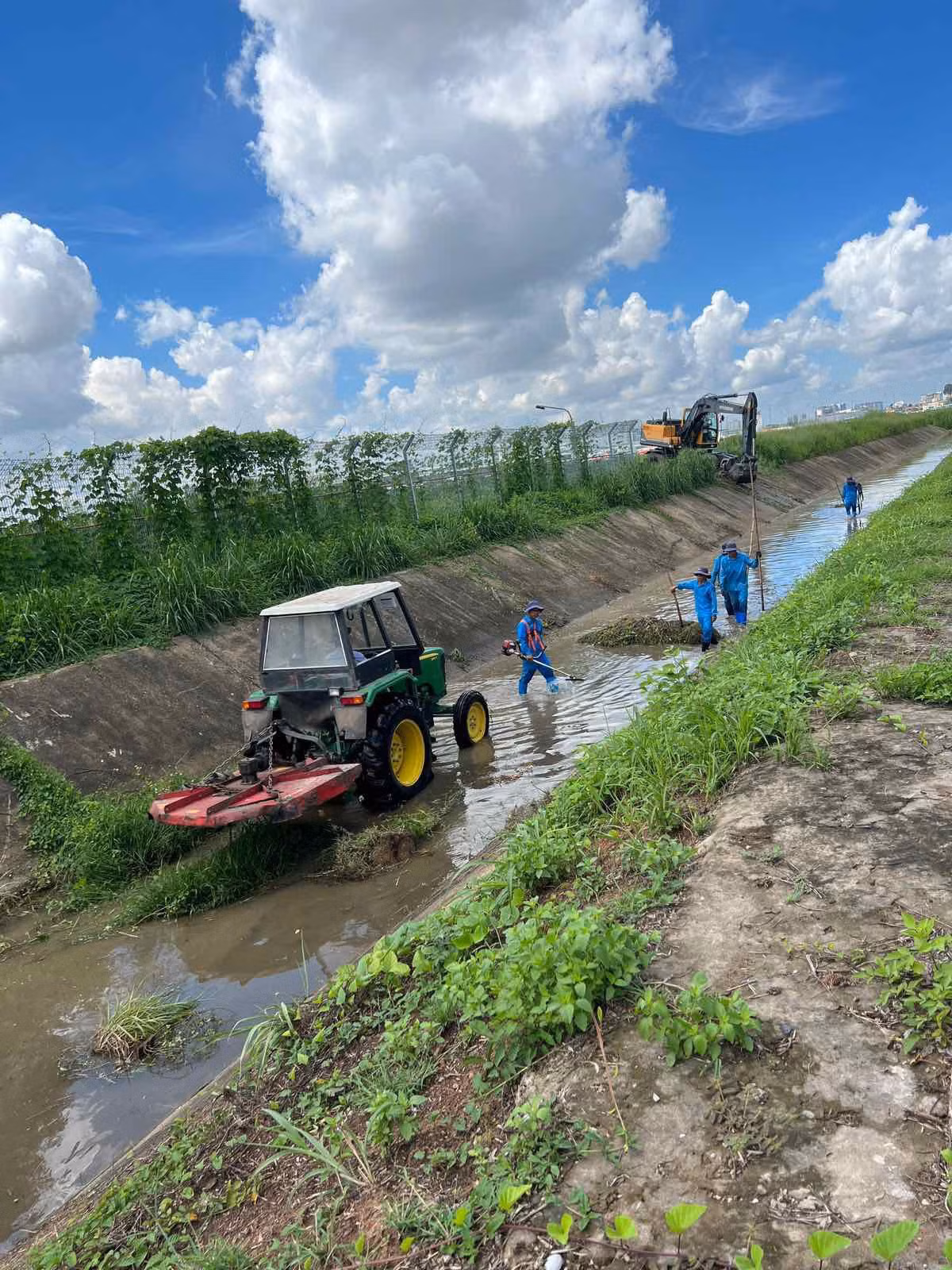 Công nhân dọn dẹp khơi thông dòng chảy, đảm bảo chống ngập cho sân bay. Ảnh: Cảng HKQT Tân Sơn Nhất
