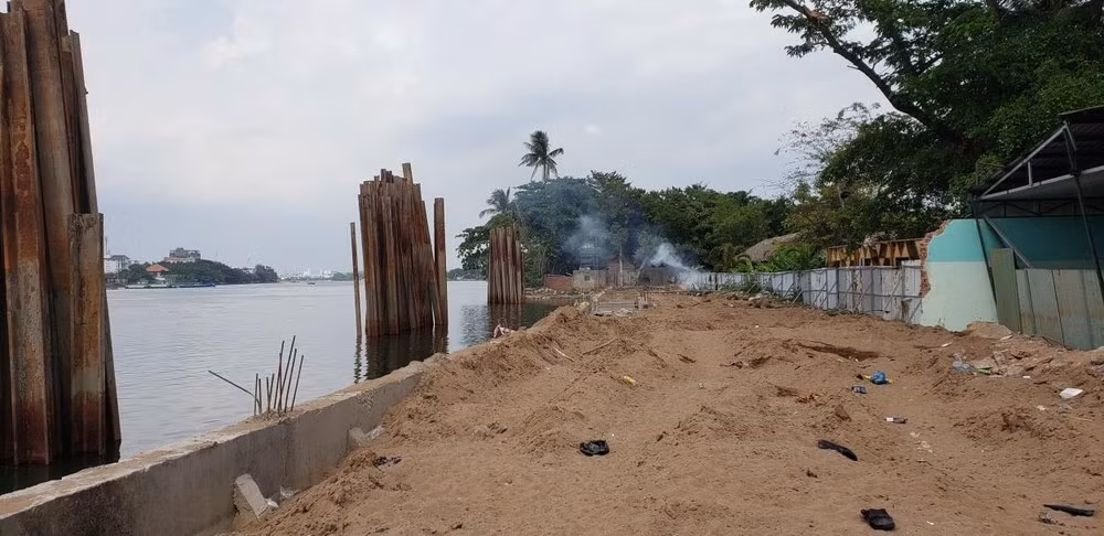 Chủ đầu tư quyết định chấm dứt hợp đồng với hai nhà thầu dự án chống sạt lở bán đảo Thanh Đa (đoạn 2 và đoạn 4) vì thi công chậm tiến độ, không khắc phục dù đã được đôn đốc nhiều lần. (Ảnh minh họa)